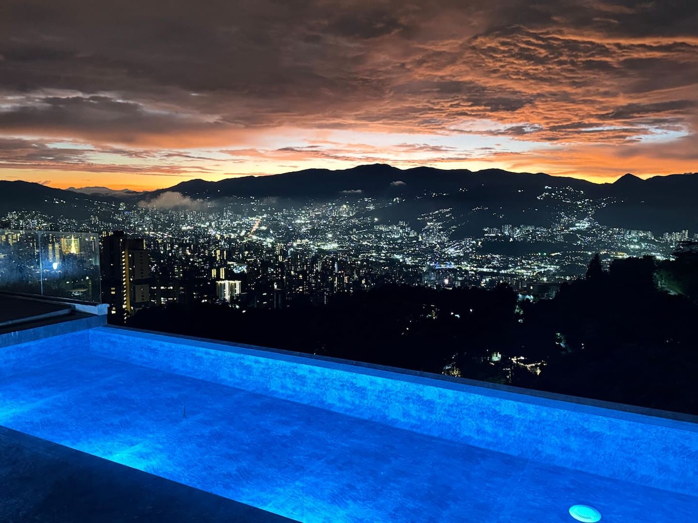 Infinity Pool Over the City &mdash; The Horizon